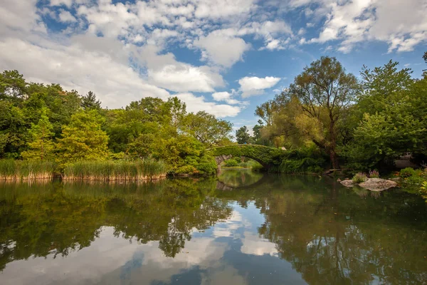 Gapstow Köprüsü Sonbaharda Central Park Sabahın Erken Saatlerinde Bulutlarla — Stok fotoğraf