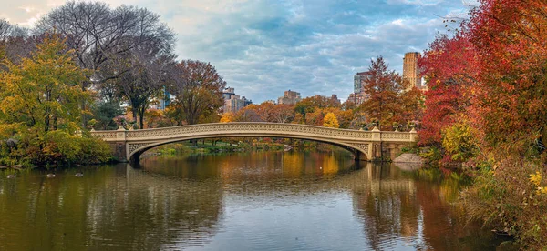 Puente Proa Central Park Ciudad Nueva York Finales Otoño Temprano —  Fotos de Stock