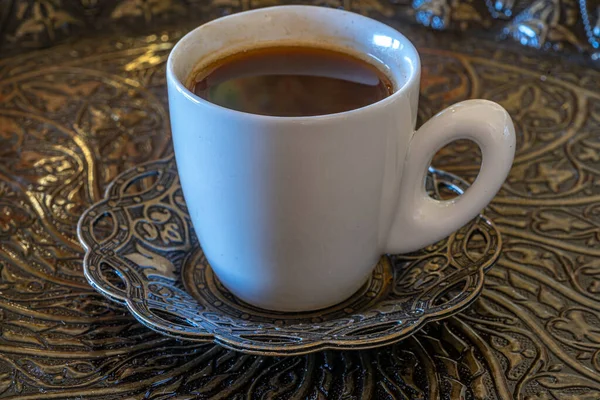 Tasse Kaffee Auf Verziertem Tablett — Stockfoto