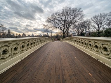 Pruva köprüsü, Central Park, New York Sabah erken saatlerde bulutlu kış sabahı