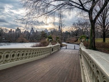 Pruva köprüsü, Central Park, New York Sabah erken saatlerde bulutlu kış sabahı