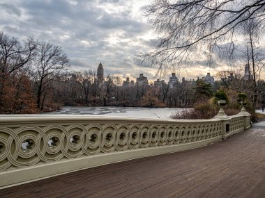 Pruva köprüsü, Central Park, New York Sabah erken saatlerde bulutlu kış sabahı