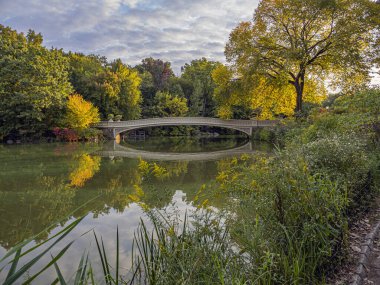 Pruva köprüsü, Central Park, New York Sonbaharın başlarında, sabah