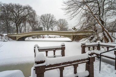 Kışın Central Park 'ta fırtınadan sonra Bow Köprüsü