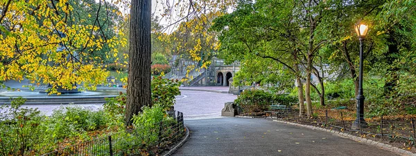 Bethesda Terrace Fountain Jsou Dva Architektonické Prvky Výhledem Jezero New — Stock fotografie