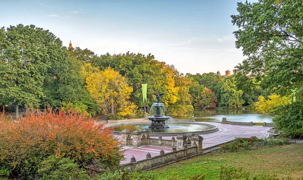 贝塞斯达露台和喷泉是纽约中央公园内俯瞰湖水的两个建筑特色 — 图库照片