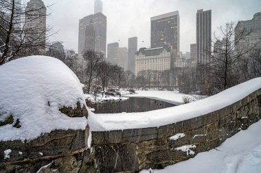 Kışın yağan kar fırtınasından sonra Central Park 'taki Gapstow Köprüsü