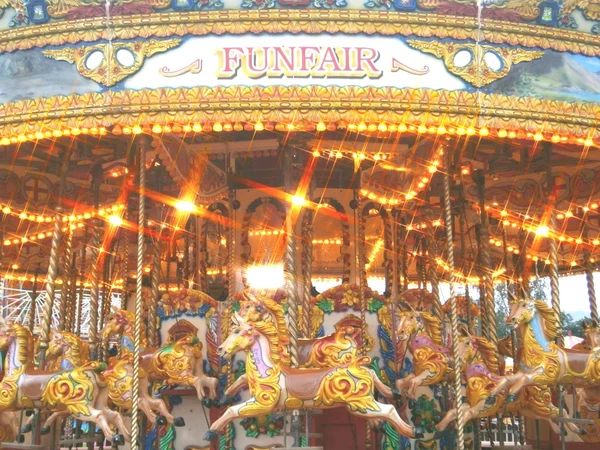 Fel verlicht carrousel Paardrijden — Stockfoto