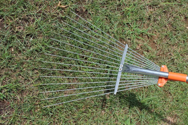 A rake on the grass — Stock Photo, Image