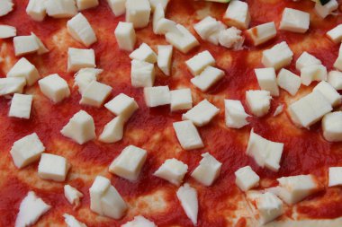 Mozzarella ile pizza.