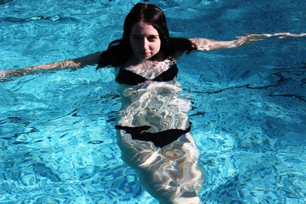 Flicka i poolen — Stockfoto