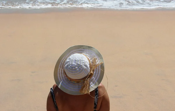 Mujer en la playa — Foto de Stock