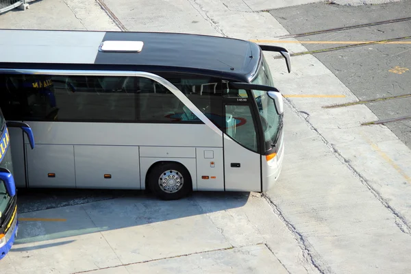 Um autocarro branco — Fotografia de Stock