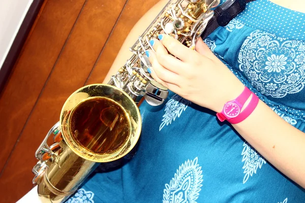Tocando saxofón —  Fotos de Stock