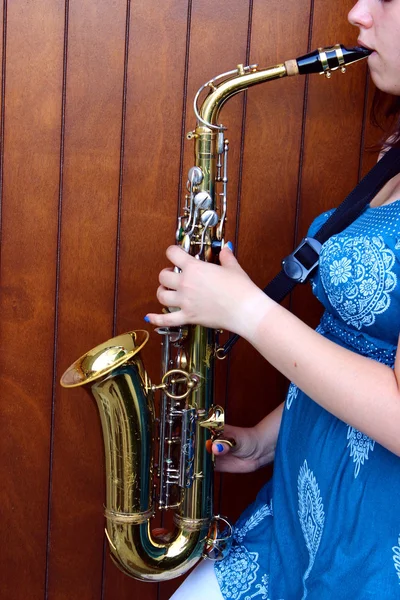 Грати на саксофоні — стокове фото