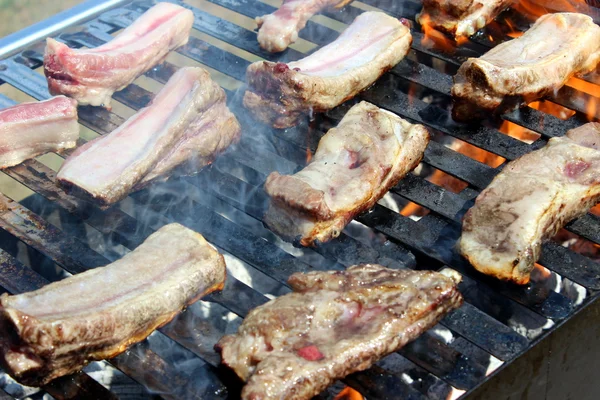 Carne a la parrilla —  Fotos de Stock