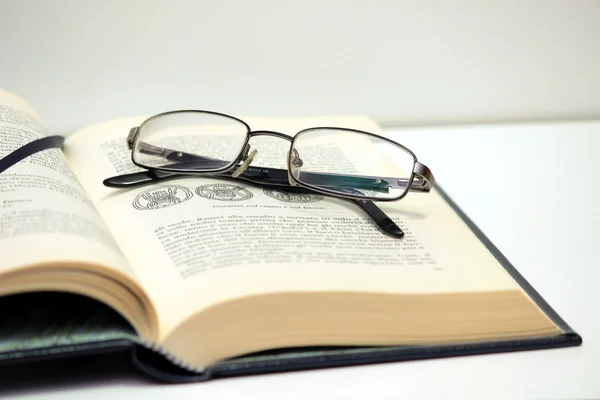 Gafas y libro — Foto de Stock