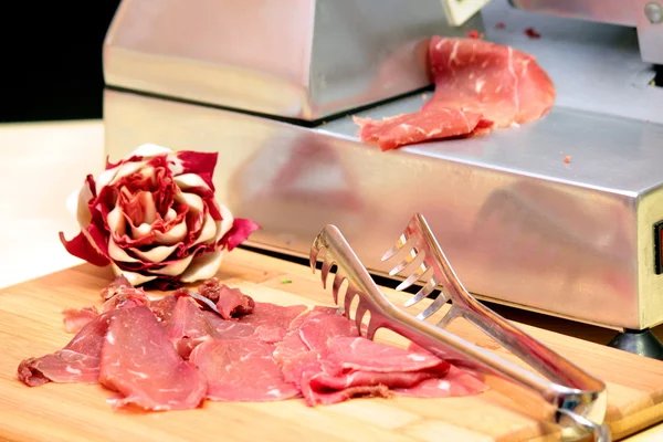 Мясо нарезанное — стоковое фото
