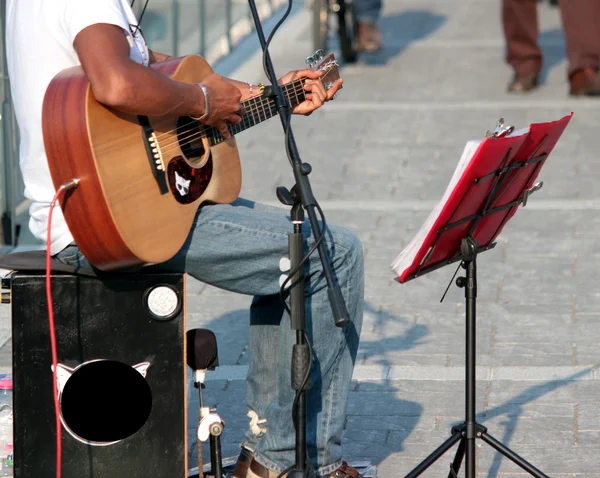 Guitar playing — Stock Photo, Image