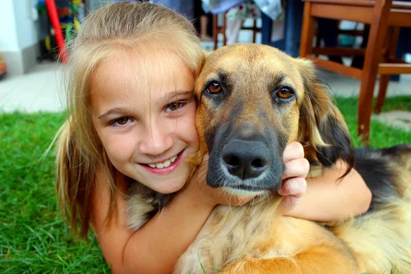 Chica con perro — Foto de Stock