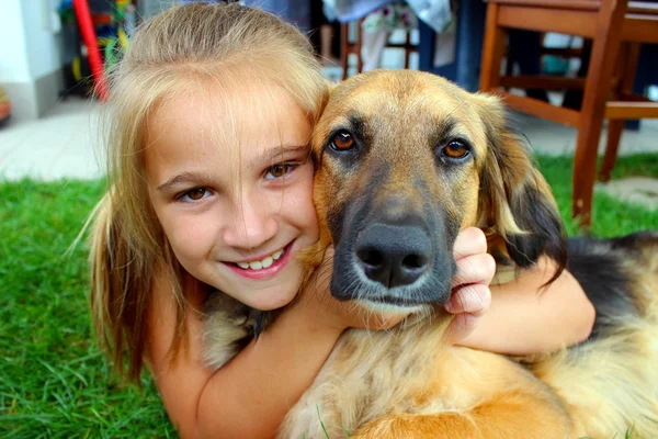 Köpekli kız