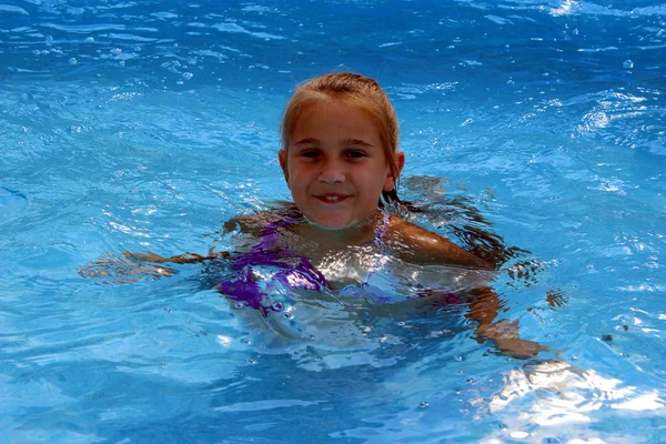 Bébé dans la piscine — Photo