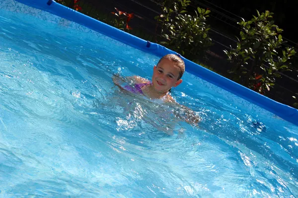Dítě v bazénuスイミング プールで赤ちゃん — Stock fotografie