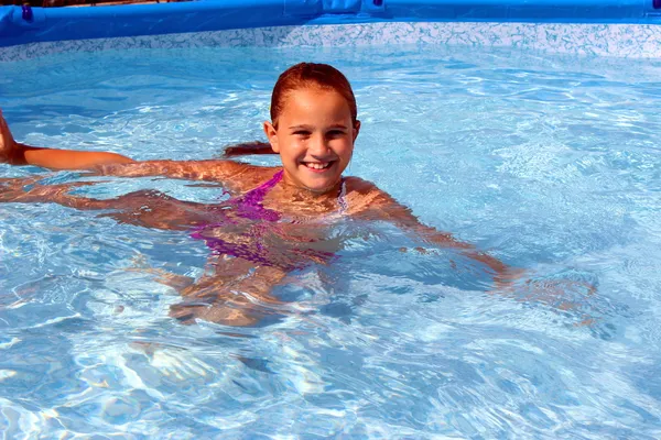 Copil în piscină — Fotografie, imagine de stoc