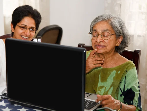 Yaşlı kadın laptop — Stok fotoğraf