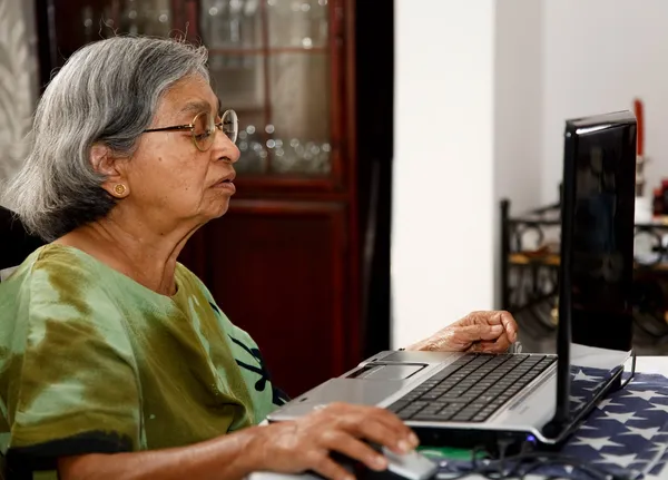 Asiatique vieille femme en utilisant l'ordinateur — Photo