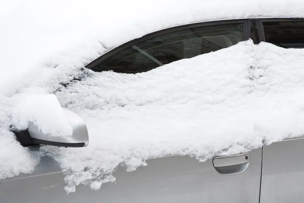 Nieve cubierto coche — Foto de Stock