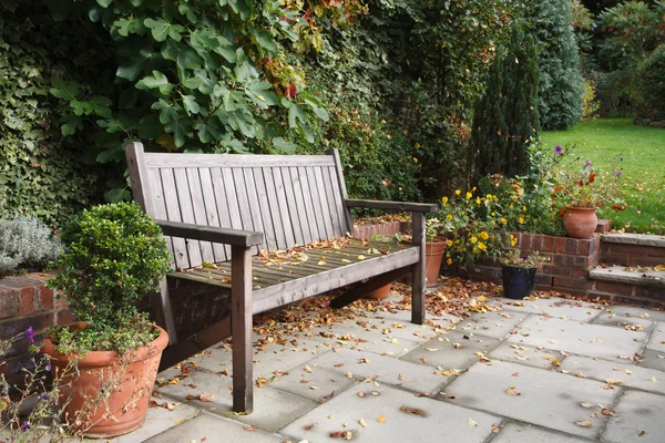 Garden bench in fall — Stock Photo, Image