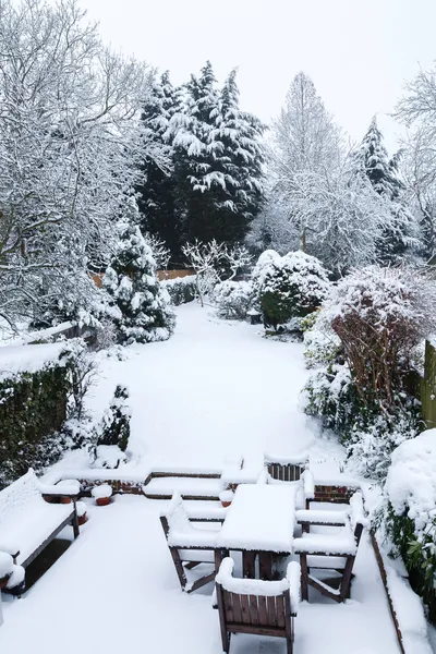 Karla kaplı Bahçe ve veranda — Stok fotoğraf