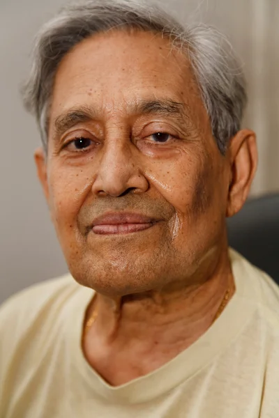 Homem indiano cabelo grisalho — Fotografia de Stock