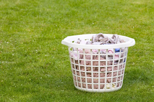 Cesta de lavandería sobre hierba — Foto de Stock