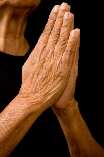 Alte Frau betet — Stockfoto