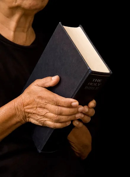 Alte Frau im Besitz der Bibel — Stockfoto