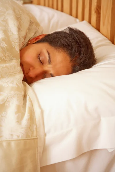 Mujer joven en la cama —  Fotos de Stock