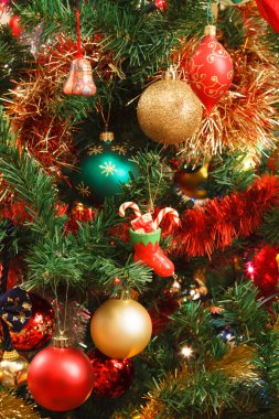 Ağaçtaki Noel süsleri