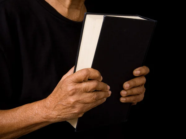 Alte Frau im Besitz der Bibel — Stockfoto