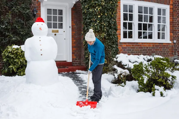 Person skotta snö — Stockfoto