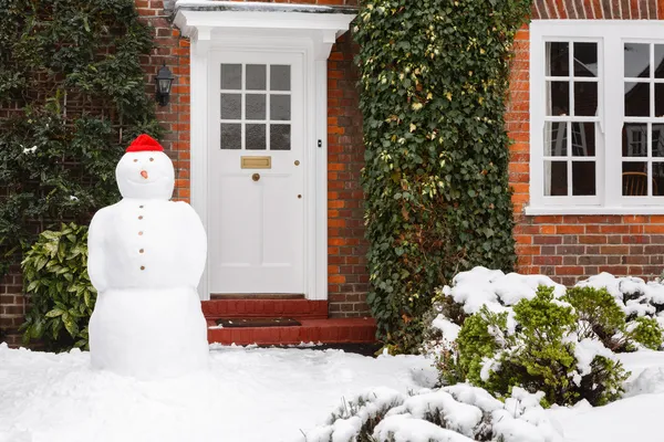 Bonhomme de neige dans le jardin — Photo