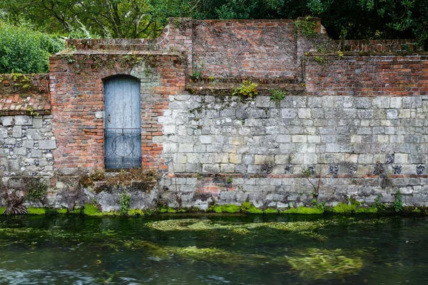Nehir üzerinde eski taş duvar — Stok fotoğraf