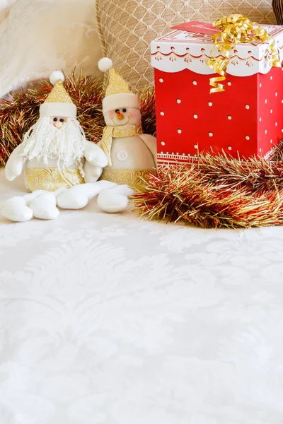 Presente de Natal na cama — Fotografia de Stock