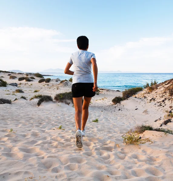 Donna che corre sulla spiaggia — Foto Stock