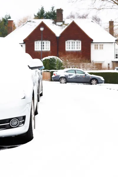 Carros estacionados na neve — Fotografia de Stock