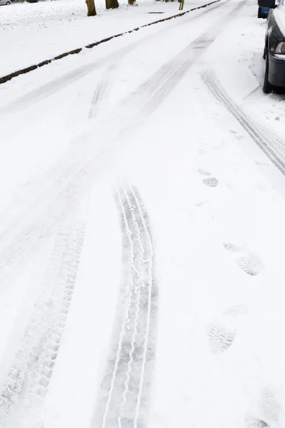 在雪地轮胎轨道 — 图库照片