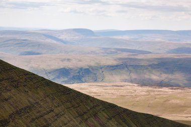 Brecon Beacons 'daki Pen Y Fan' e tırmanan küçük dağcı figürleri. Güney Galler, İngiltere