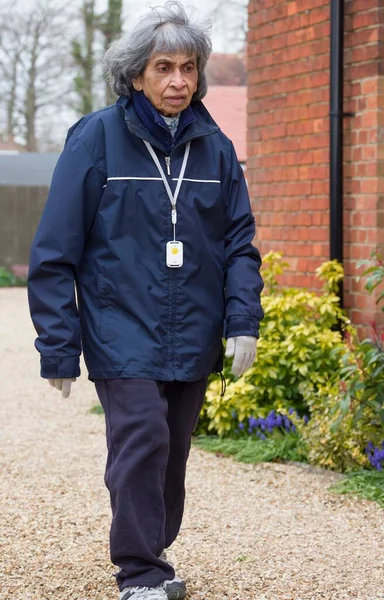 Vecchia Donna Indiana Che Indossa Vestiti Invernali Ciondolo Allarme Sicurezza — Foto Stock