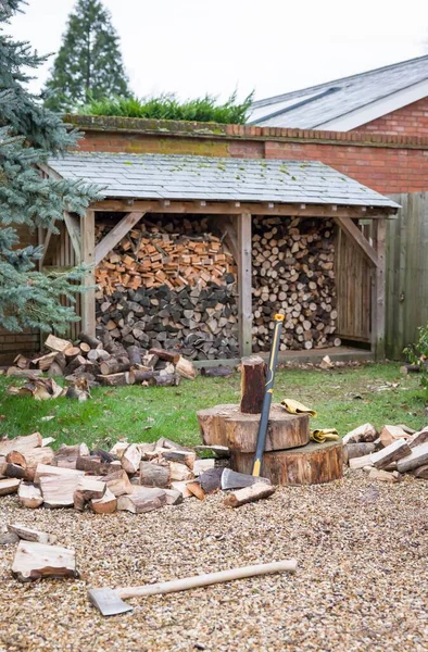 Ngiltere Bir Bahçedeki Odun Deposunun Önünde Odun Kırarak Odun Yığını — Stok fotoğraf